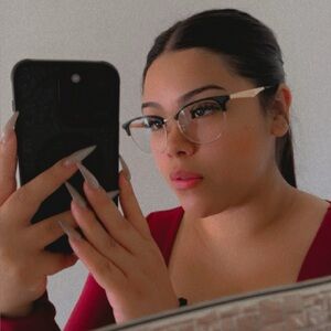 Meet your Posher, Aly